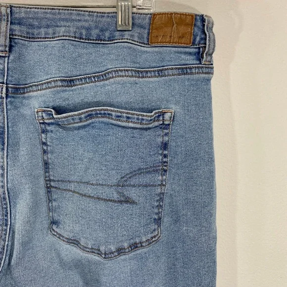American Eagle Mom Jeans High Waisted Light Wash Denim Comfort Stretch 18 - Picture 6 of 6